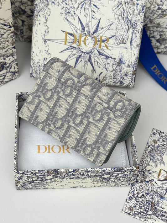 DIOR 25S SADDLE ЖАСМИНОВИЙ КАРТХОЛДЕР З ЛАСТОВИЦЕЮ 10 СМ ІЗ СІРОГО ЖАКАРДОВОГО ПОЛОТНА DIOR OBLIQUE