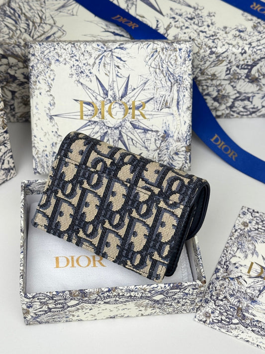 DIOR 25S SADDLE ЖАСМИНОВИЙ КАРДХОЛДЕР З ЛАСТІВКОЮ 10 ІЗ СИНЬОГО ЖАККАРДОВОГО ПОЛОТНА OBLIQUE