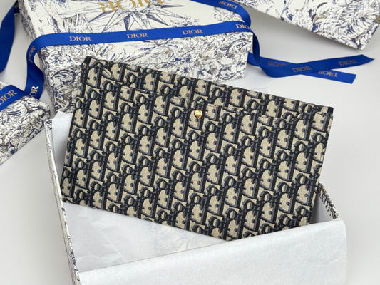 DIOR 25S 30 MONTAIGNE AVENUE КЛАТЧ ІЗ КЛАПАНОМ 30 СМ З ЖАККАРДУ ВІЗЕРУНКОМ DIOR OBLIQUE СИНЬОГО КОЛЬОРУ