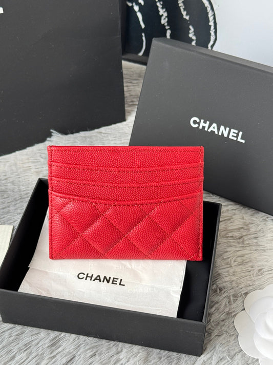 CHANEL 25S КАРТХОЛДЕР 11 У ЯСКРАВО-ЧЕРВОНОМУ КОЛЬОРІ З ІКРЯНОЇ ШКІРИ ІЗ ЗОЛОТОЮ ФУРНІТУРОЮ