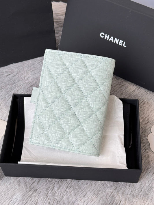 CHANEL 25S БАГАТОФУНКЦІОНАЛЬНИЙ ГАМАНЕЦЬ ДЛЯ ПАСПОРТА 15 З М'ЯКОЇ ШКІРИ ТЕЛЯТИ КОЛЬОРУ М'ЯТИ ІЗ ЗОЛОТОЮ ФУРНІТУРОЮ