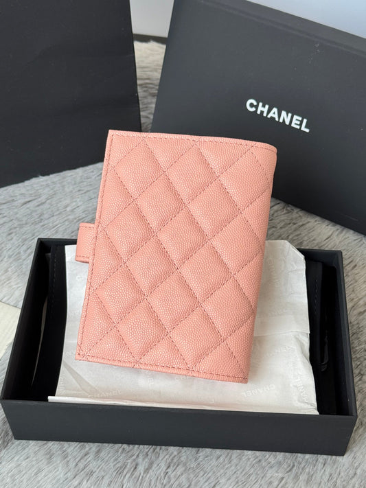 CHANEL 25S БАГАТОФУНКЦІОНАЛЬНИЙ ГАМАНЕЦЬ-ПАСПОРТНИК 15 З ТЕЛЯЧОЇ ШКІРИ ПЕРСИКОВО-РОЖЕВОГО КОЛЬОРУ З ФУРНІТУРОЮ ЗІ ЗОЛОТА