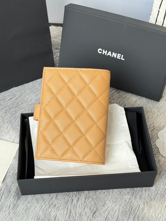 CHANEL 25S БАГАТОФУНКЦІОНАЛЬНИЙ ГАМАНЕЦЬ-ПАСПОРТ НА 15 ВІДДІЛЕНЬ З ТЕЛЯЧОЇ ШКІРИ КОЛЬОРУ ЗОЛОТИСТОЇ КАРАМЕЛІ І ЗОЛОТОЮ ФУРНІТУРОЮ