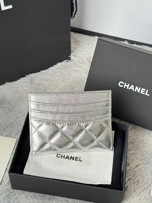 CHANEL 25S ГАМАНЕЦЬ ДЛЯ КАРТОК 11 ЗІ СРІБНОЇ ШКІРИ ЯГНЯТИ З ЗОЛОТОЮ ФУРНІТУРОЮ
