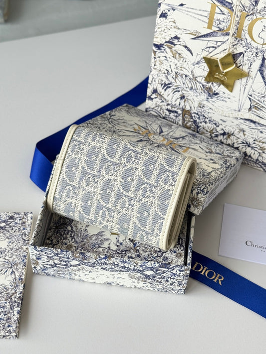 DIOR 25S CARO КАРТХОЛДЕР 11 З ТЕЛЯЧОЇ ШКІРИ ТА ПОЛОТНА СВІТЛО-БЛАКИТНОГО КОЛЬОРУ З ФУРНІТУРОЮ ЗІ ЗОЛОТА