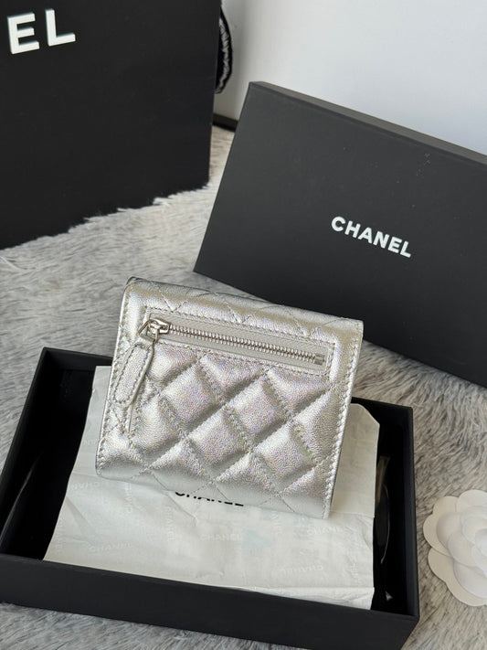 CHANEL 25S CF SMALL TRI FOLD WALLET 11 ЗІ СРІБНОЇ ІКРИ З ФУРНІТУРОЮ ЗІ ЗОЛОТА