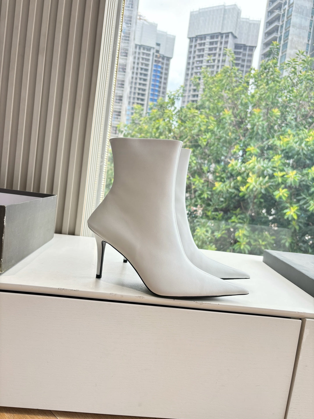 BALENCIAGA 25S ANKLE BOOTS WITH ZIPPER IN WHITE COW LEATHER - 34
