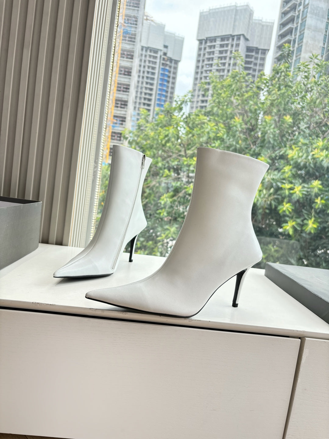 BALENCIAGA 25S ANKLE BOOTS WITH ZIPPER IN WHITE COW LEATHER - 34