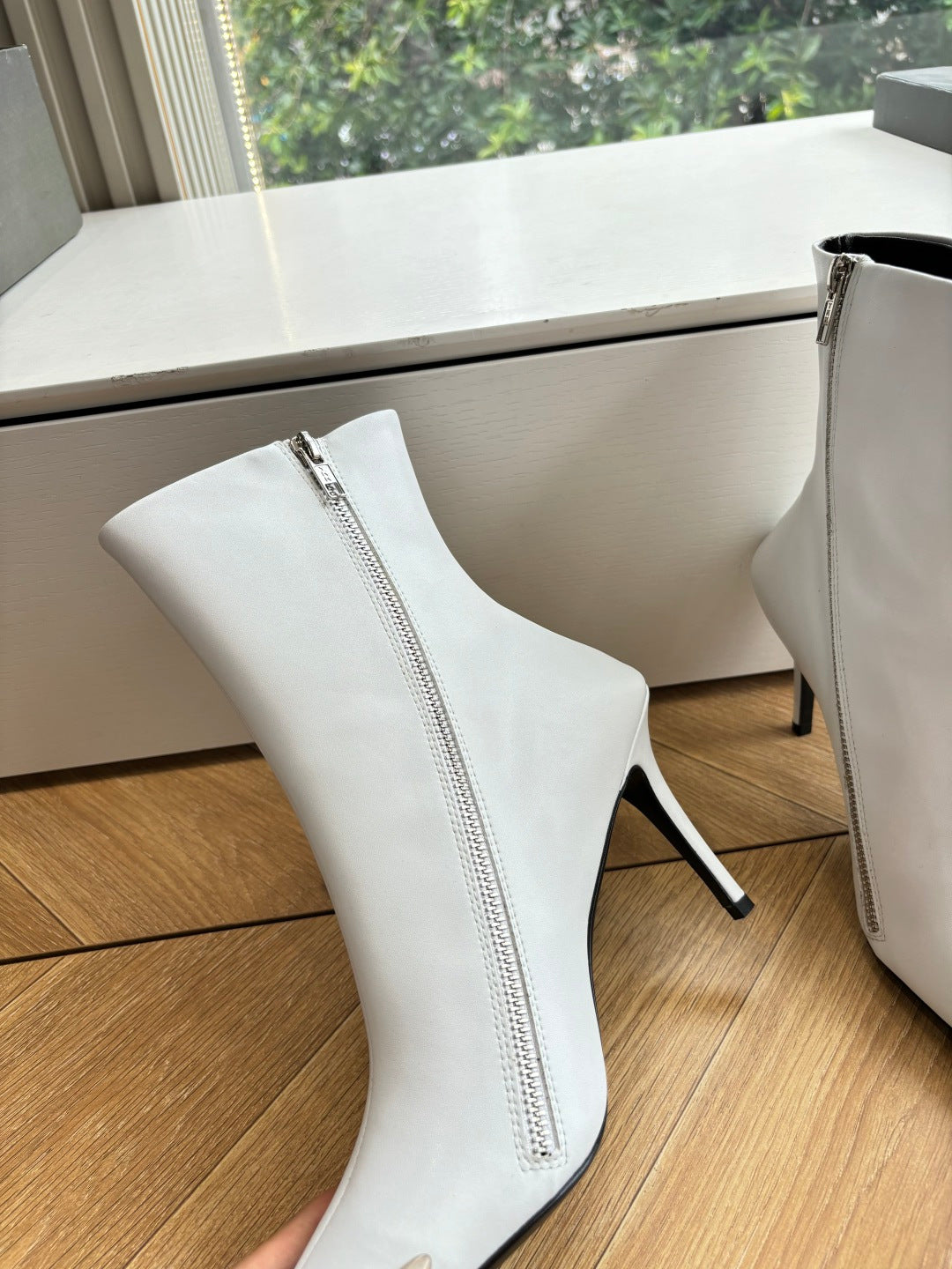 BALENCIAGA 25S ANKLE BOOTS WITH ZIPPER IN WHITE COW LEATHER - 34