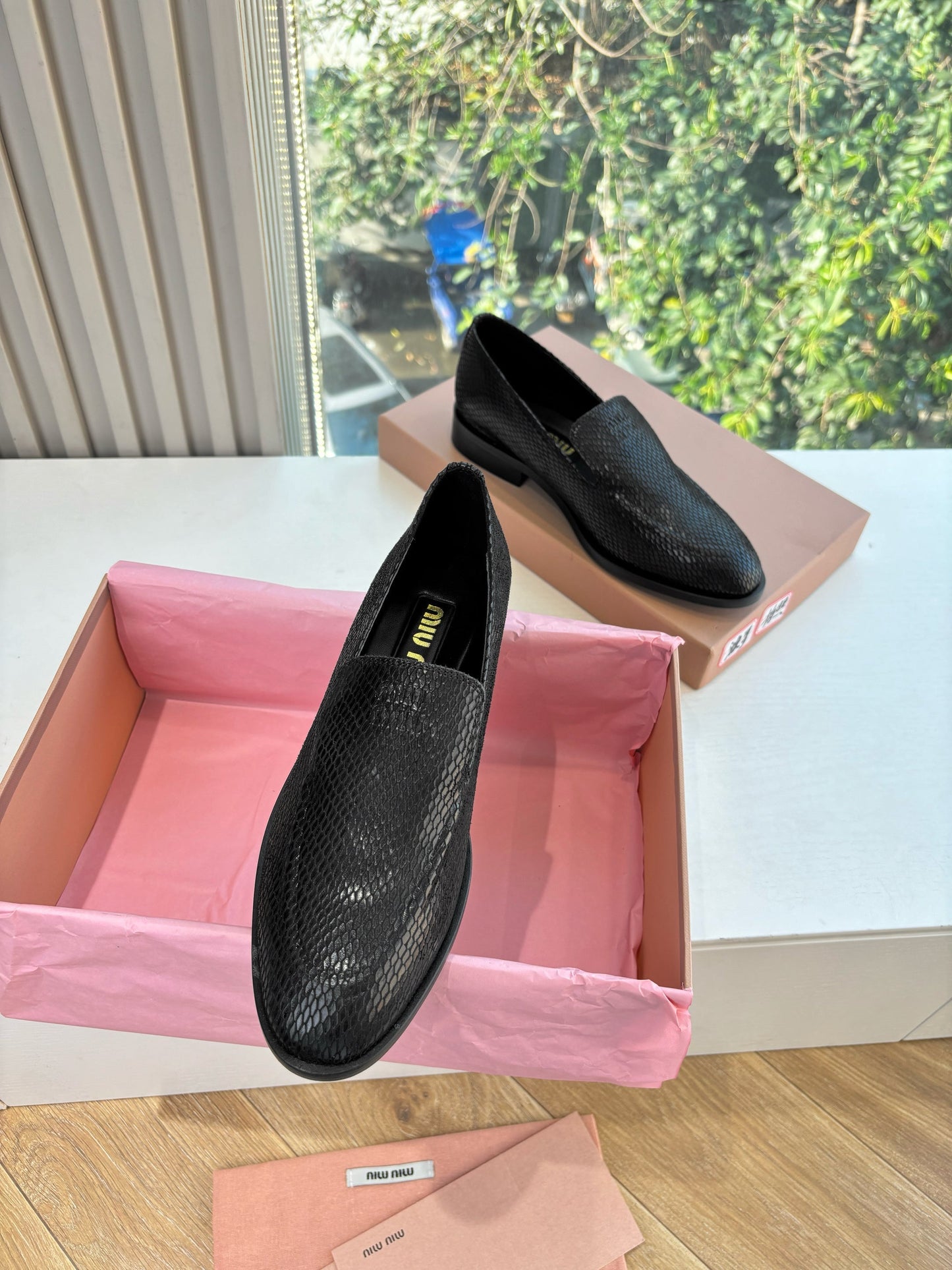 ЛОФЕРИ MIUMIU 26S З ЧОРНОЇ ТЕЛЯЧОЇ ШКІРИ З ТИСНЕННЯМ ПІД ЗМІЇНУ