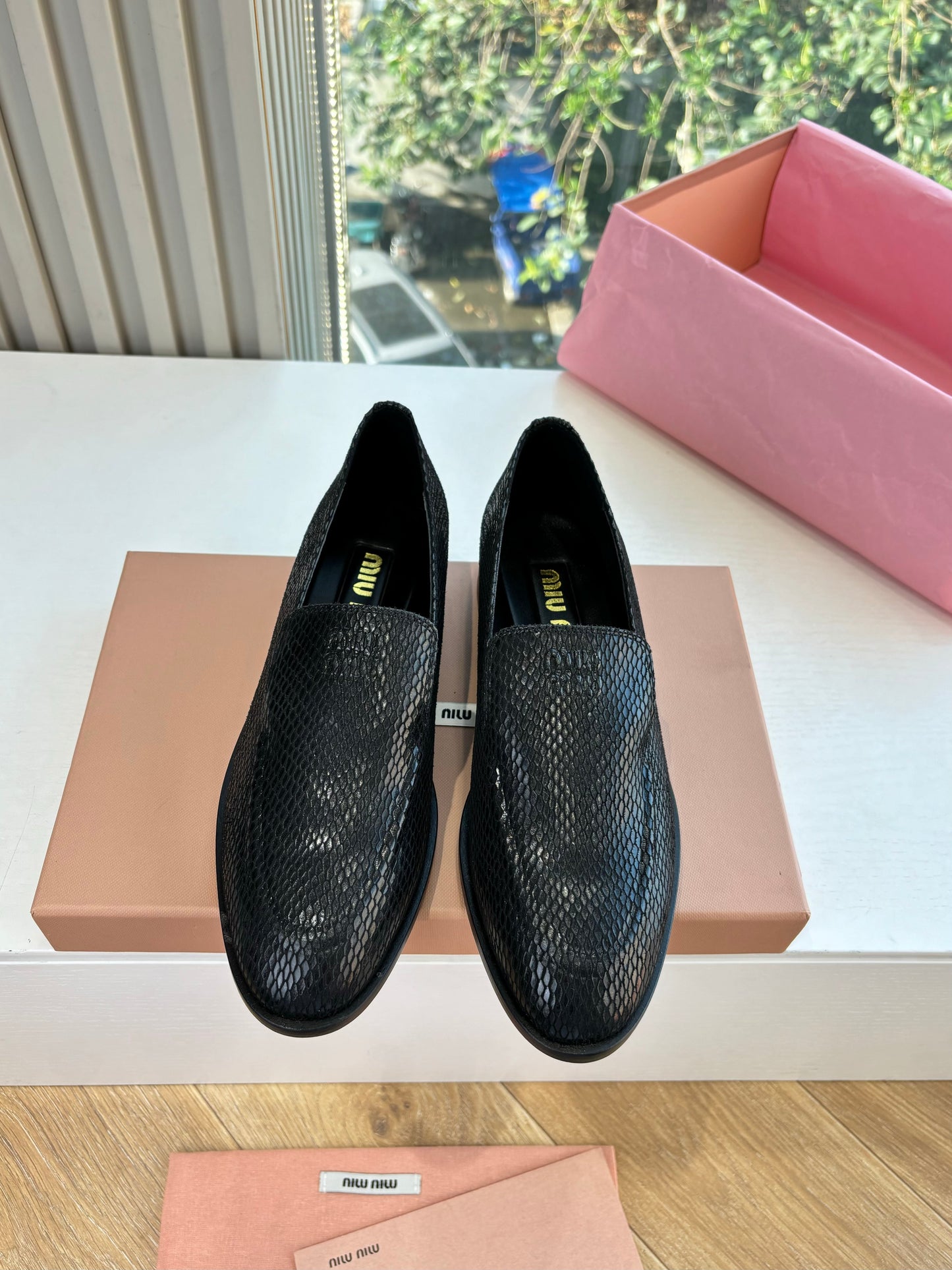 ЛОФЕРИ MIUMIU 26S З ЧОРНОЇ ТЕЛЯЧОЇ ШКІРИ З ТИСНЕННЯМ ПІД ЗМІЇНУ