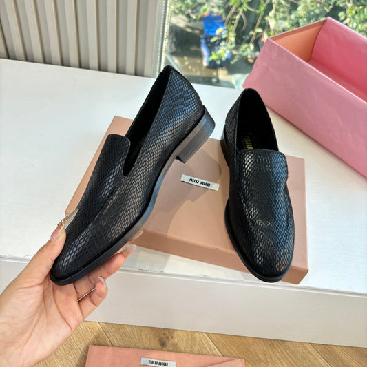 ЛОФЕРИ MIUMIU 26S З ЧОРНОЇ ТЕЛЯЧОЇ ШКІРИ З ТИСНЕННЯМ ПІД ЗМІЇНУ