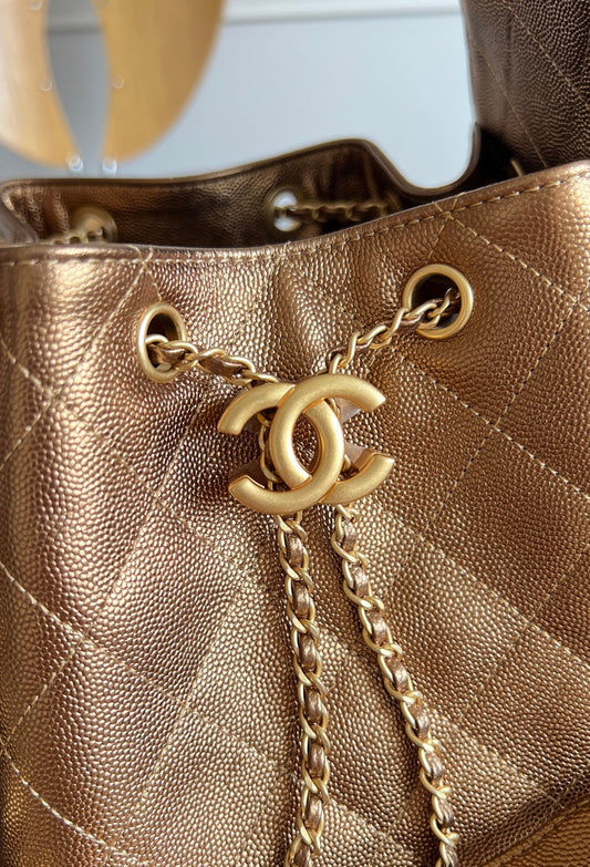 CHANEL 25S СУМКА ХОБО 40 З МЕТАЛІЗОВАНОЇ КОРИЧНЕВОЇ ІКРИ З ФУРНІТУРОЮ ЗІ ЗОЛОТА