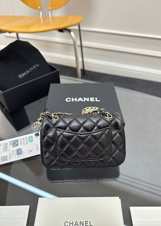 CHANEL 25S СУМКА З КЛАПАНОМ ТА ШАРМОМ 13 З ЧОРНОЇ ОВЕЧОЇ ШКІРИ