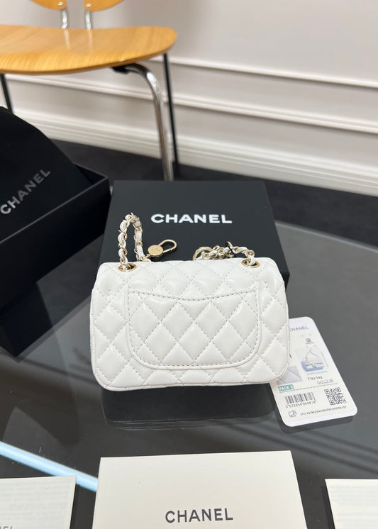 CHANEL 25S СУМКА З КЛАПАНОМ ТА ШАРМОМ 13 З БІЛОЇ ШКІРИ ЯГНЯТИ
