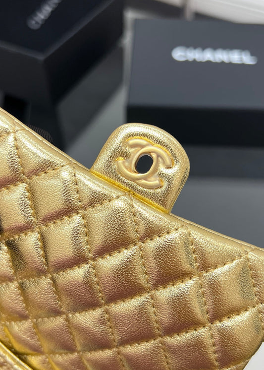 CHANEL 25S СУМКА З КЛАПАНОМ ТА ШАРМОМ 13 ІЗ ЗОЛОТИСТОЇ МЕТАЛЕВОЇ ОВЕЧОЇ ШКІРИ