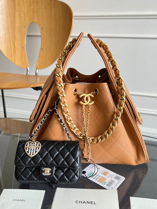 СУМКА-ХОБО CHANEL 25S 30 З КАРАМЕЛЬНО-КОРИЧНЕВОЇ ІКРЯНОЇ ШКІРИ ІЗ ЗОЛОТОЮ ФУРНІТУРОЮ