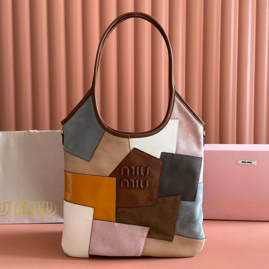 СУМКА-ТОУТ MIUMIU 26S IVY 60 З КОРИЧНЕВОЇ ТЕЛЯЧОЇ ШКІРИ ЗІ ВСТАВКАМИ ТА ФУРНІТУРОЮ ЗІ ЗОЛОТА