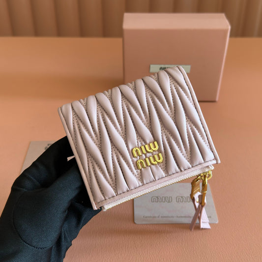 MIUMIU 26S МАЛЕНЬКА КАРТХОЛДЕРКА MATELASSE 11 ЗІ СВІТЛО-РОЖЕВОЇ ТЕЛЯЧОЇ ШКІРИ ЗІ ЗОЛОТОЮ ФУРНІТУРОЮ