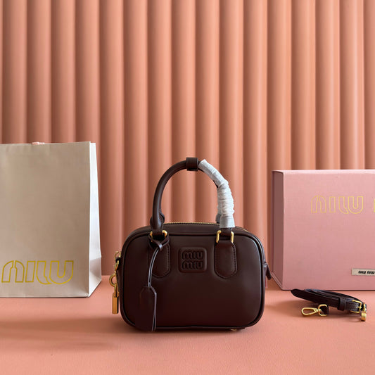 Сумка MIUMIU 26S ARCADIE зі шкіри теляти темно-коричневого кольору, 19 см, з фурнітурою золотого кольору