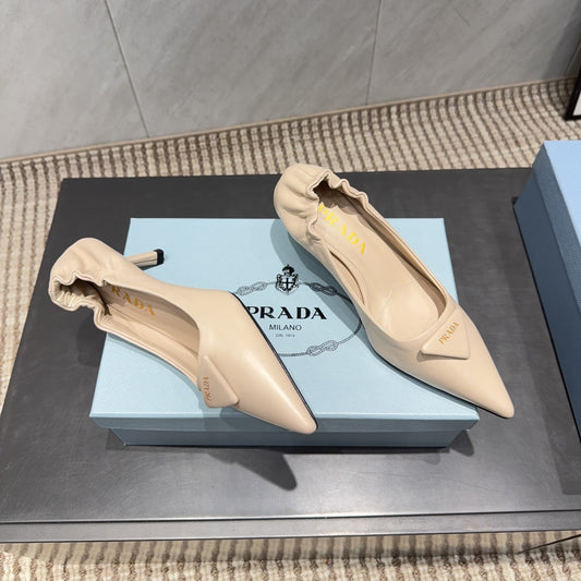 PRADA 26S ГОСТРОНОСІ ТУФЛІ-ЧОВНИКИ 55 ММ З НЮДОВОЇ ОВЕЧОЇ ШКІРИ З ЛОГОТИПОМ