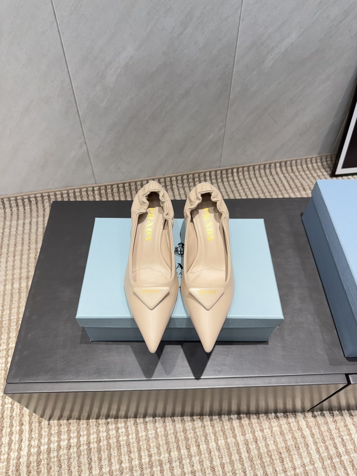 PRADA 26S ГОСТРОНОСІ ТУФЛІ-ЧОВНИКИ 55 ММ З НЮДОВОЇ ОВЕЧОЇ ШКІРИ З ЛОГОТИПОМ