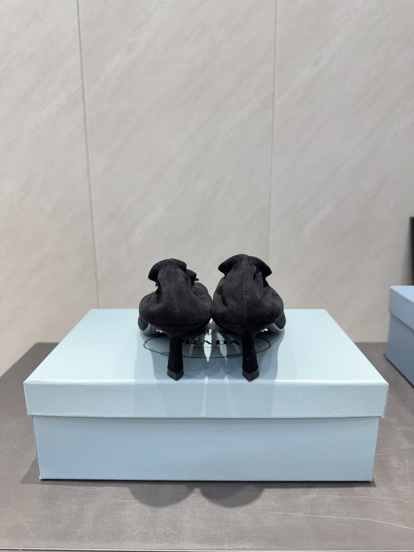 ТУФЛІ PRADA 26S PUMPS 55 ММ З ЧОРНОЇ ЗАМШІ З ЛОГОТИПОМ