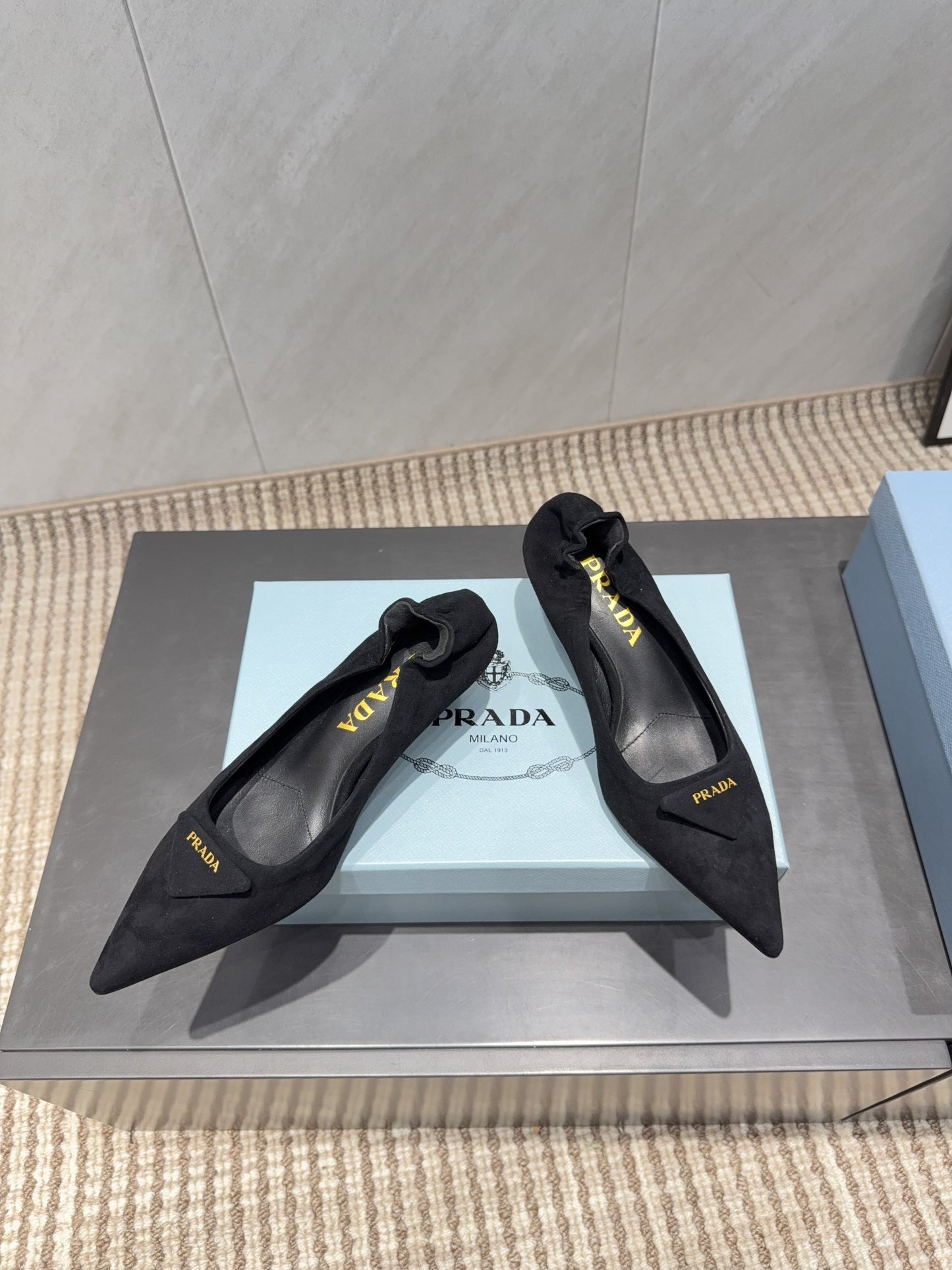 ТУФЛІ PRADA 26S PUMPS 55 ММ З ЧОРНОЇ ЗАМШІ З ЛОГОТИПОМ