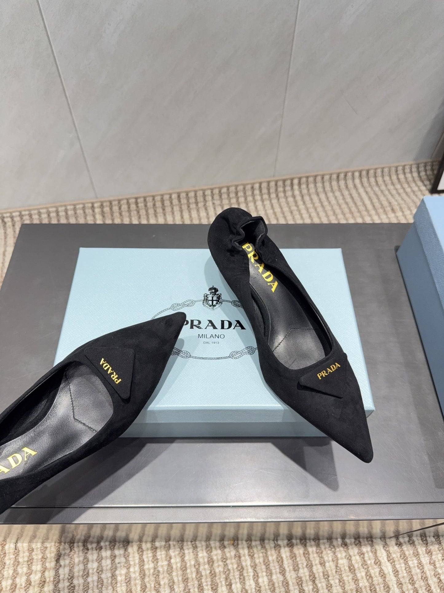 ТУФЛІ PRADA 26S PUMPS 55 ММ З ЧОРНОЇ ЗАМШІ З ЛОГОТИПОМ