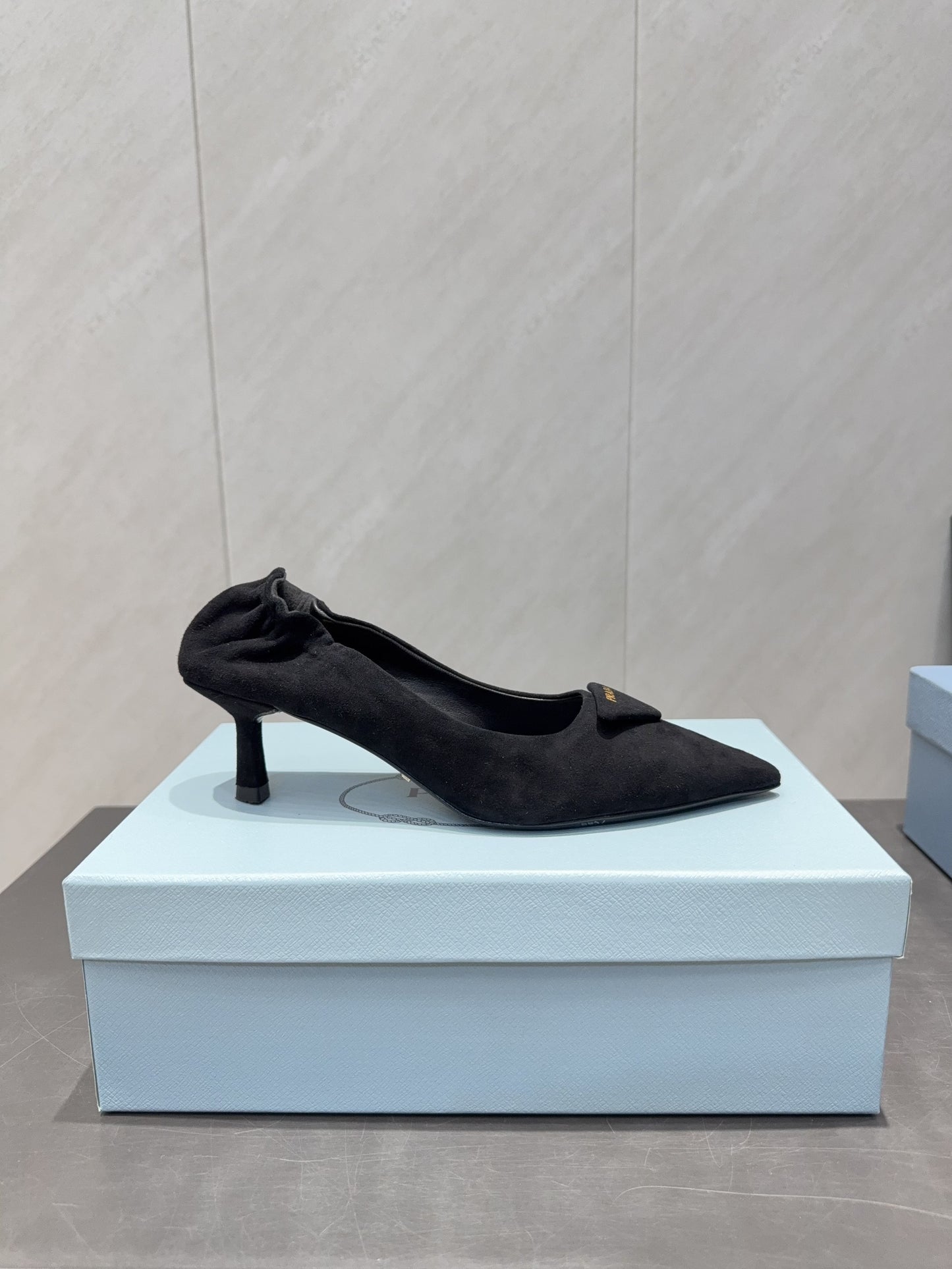 ТУФЛІ PRADA 26S PUMPS 55 ММ З ЧОРНОЇ ЗАМШІ З ЛОГОТИПОМ