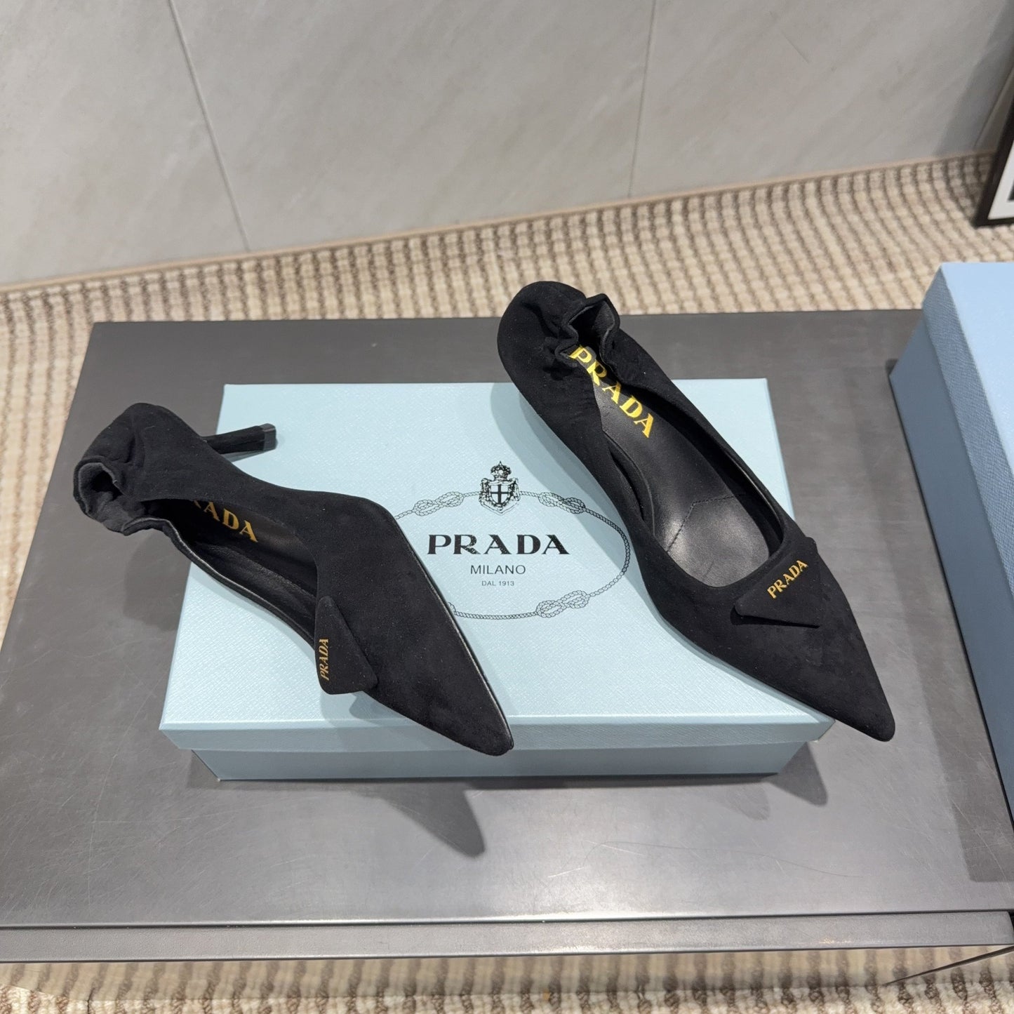 ТУФЛІ PRADA 26S PUMPS 55 ММ З ЧОРНОЇ ЗАМШІ З ЛОГОТИПОМ