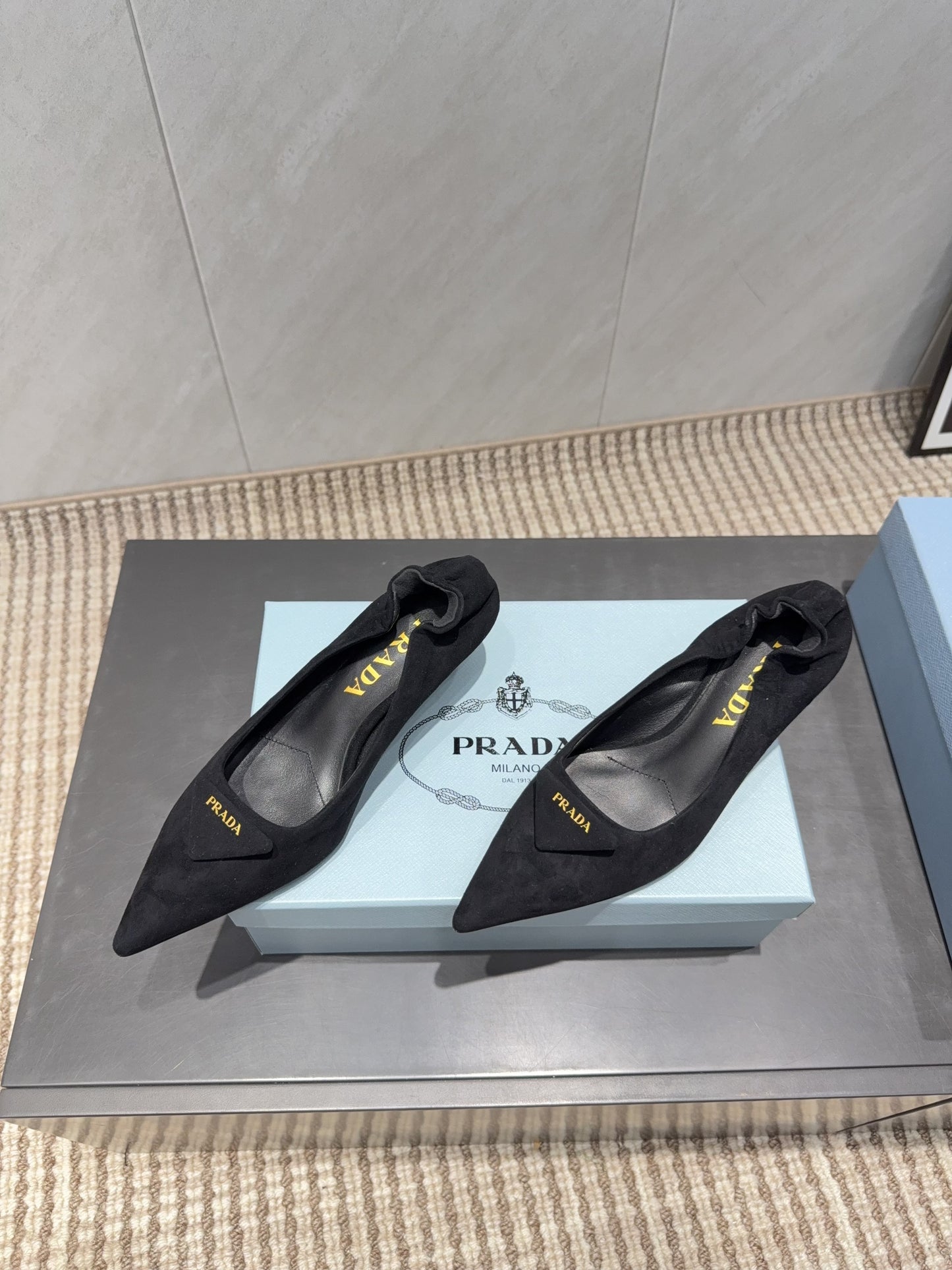 ТУФЛІ PRADA 26S PUMPS 55 ММ З ЧОРНОЇ ЗАМШІ З ЛОГОТИПОМ