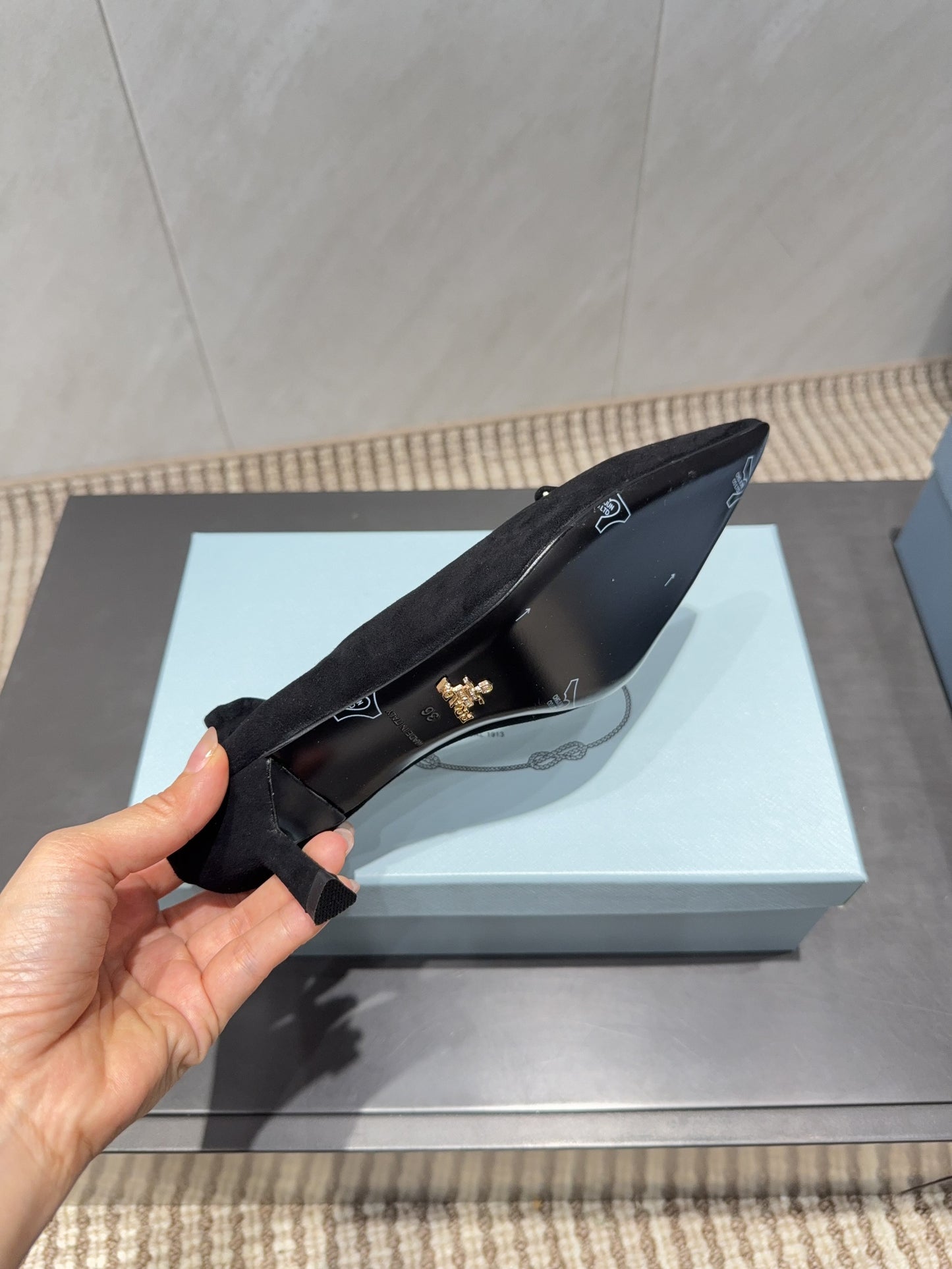 ТУФЛІ PRADA 26S PUMPS 55 ММ З ЧОРНОЇ ЗАМШІ З ЛОГОТИПОМ