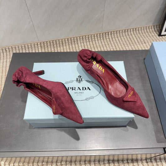 ТУФЛІ PRADA 26S 55 ММ З ТЕМНО-ЧЕРВОНОЇ ЗАМШІ З ЛОГОТИПОМ