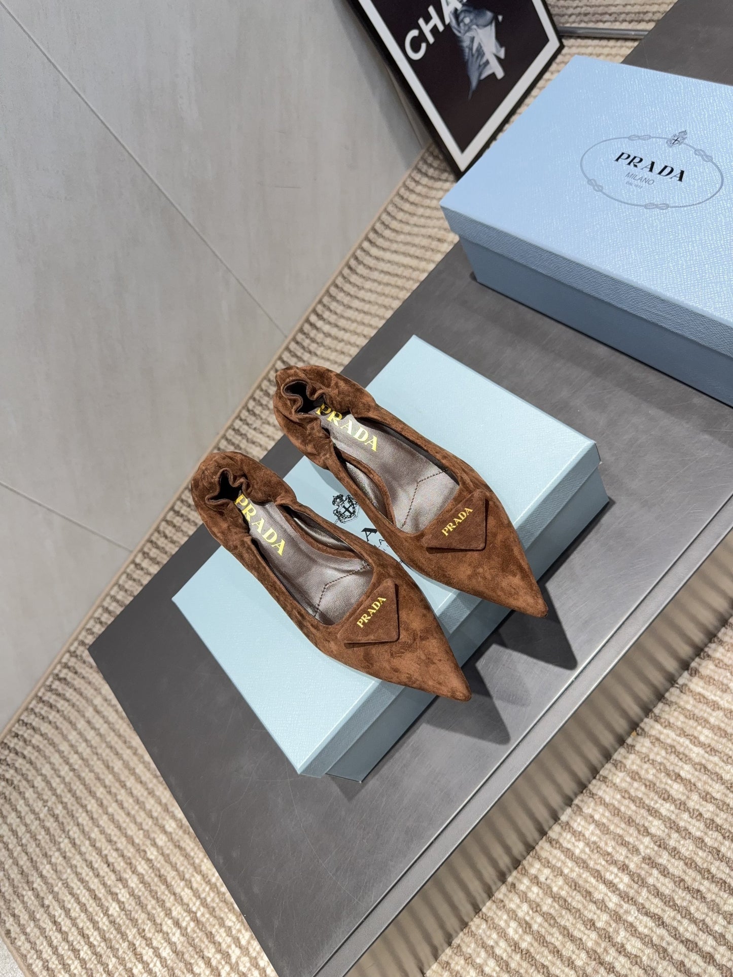 ТУФЛІ PRADA 26S, 55 ММ, З КОРИЧНЕВОЇ ЗАМШІ З ЛОГОТИПОМ