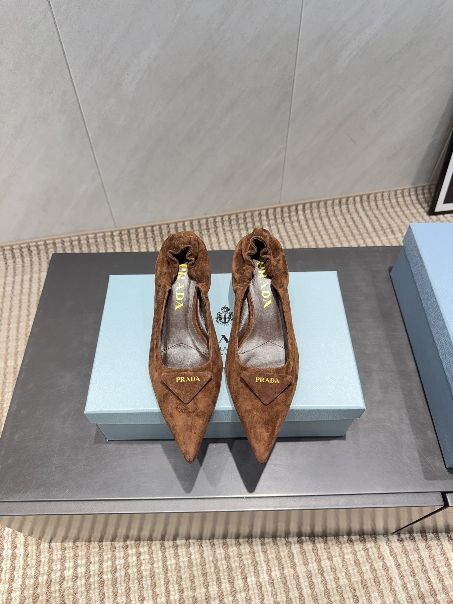 ТУФЛІ PRADA 26S, 55 ММ, З КОРИЧНЕВОЇ ЗАМШІ З ЛОГОТИПОМ