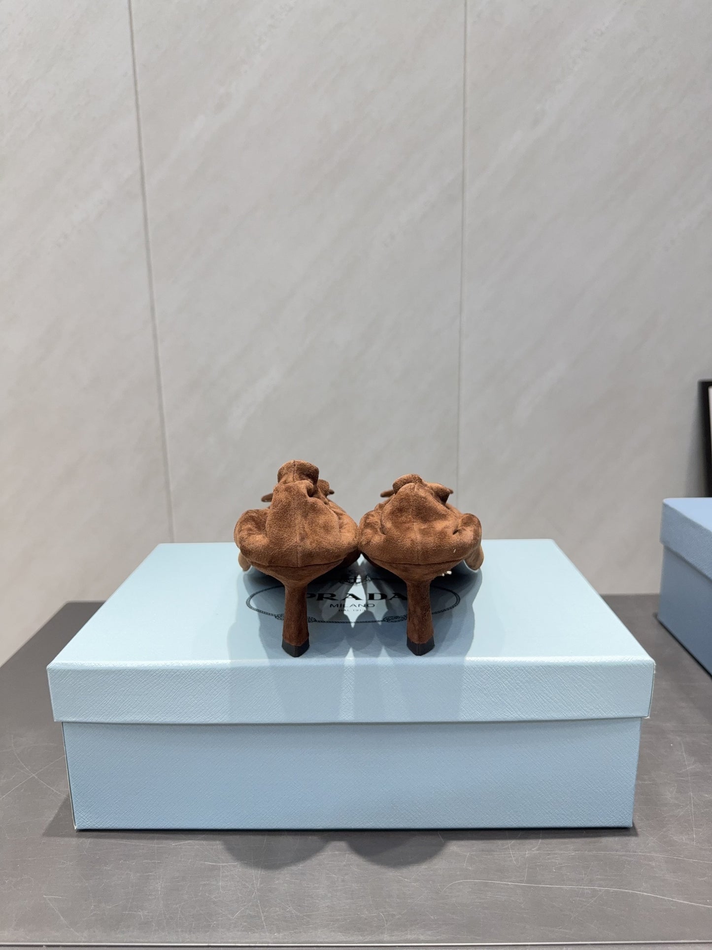 ТУФЛІ PRADA 26S, 55 ММ, З КОРИЧНЕВОЇ ЗАМШІ З ЛОГОТИПОМ