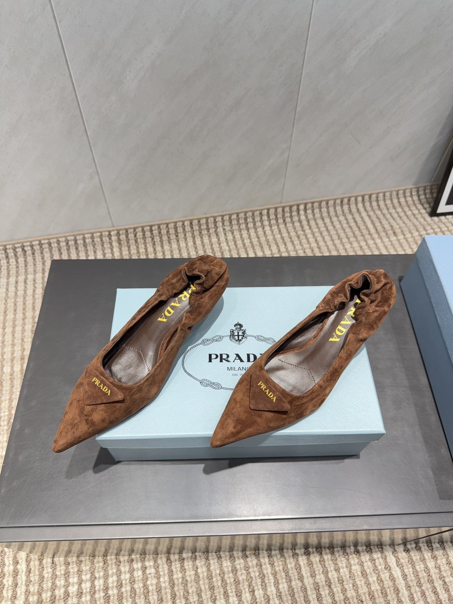 ТУФЛІ PRADA 26S, 55 ММ, З КОРИЧНЕВОЇ ЗАМШІ З ЛОГОТИПОМ