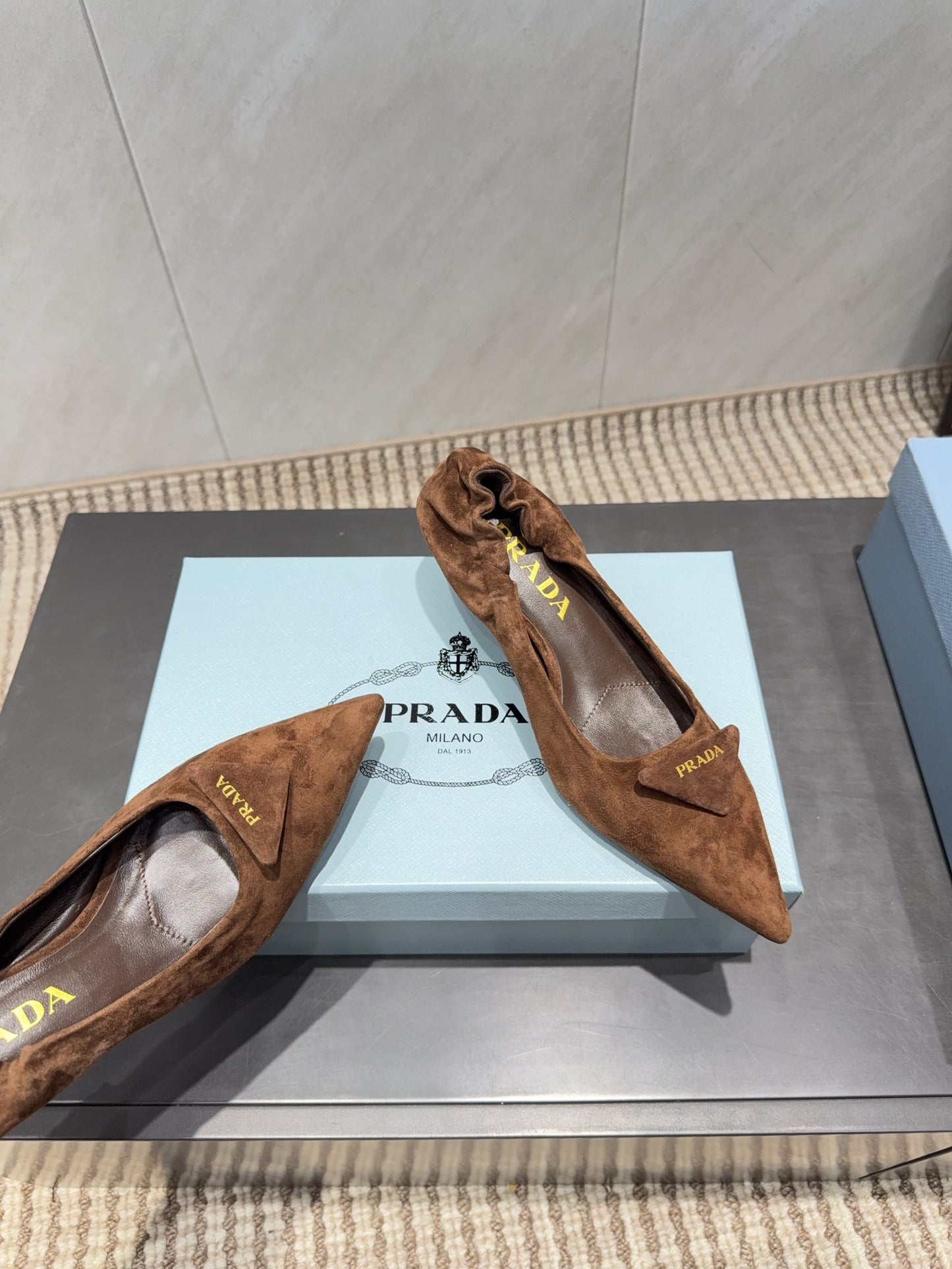 ТУФЛІ PRADA 26S, 55 ММ, З КОРИЧНЕВОЇ ЗАМШІ З ЛОГОТИПОМ