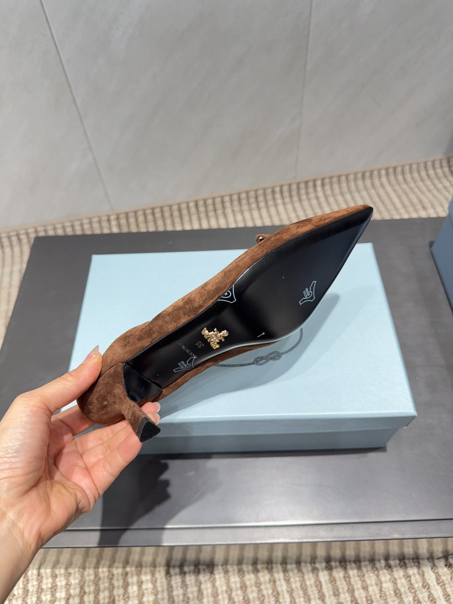ТУФЛІ PRADA 26S, 55 ММ, З КОРИЧНЕВОЇ ЗАМШІ З ЛОГОТИПОМ