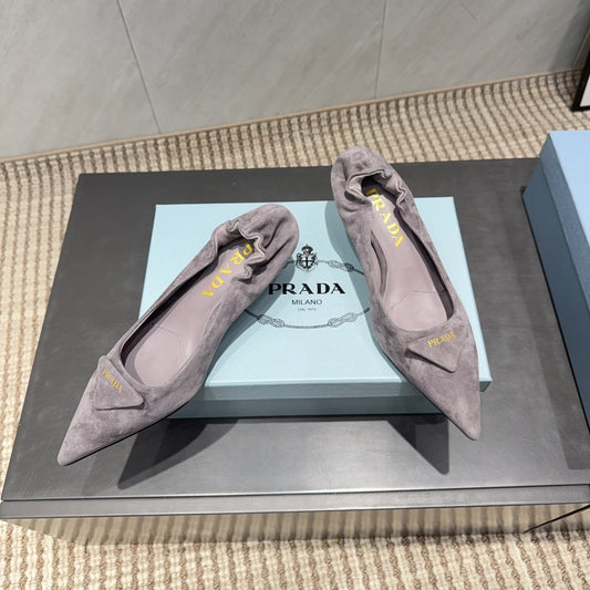 ТУФЛІ PRADA 26S PUMPS 55 ММ З ЗАМШІ КОЛЬОРУ КАВИ З МОЛОКОМ З ЛОГОТИПОМ