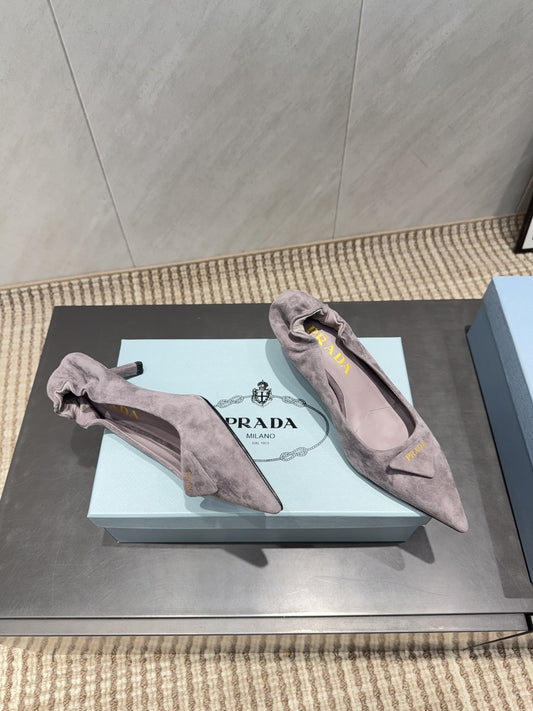 ТУФЛІ PRADA 26S PUMPS 55 ММ З ЗАМШІ КОЛЬОРУ КАВИ З МОЛОКОМ З ЛОГОТИПОМ
