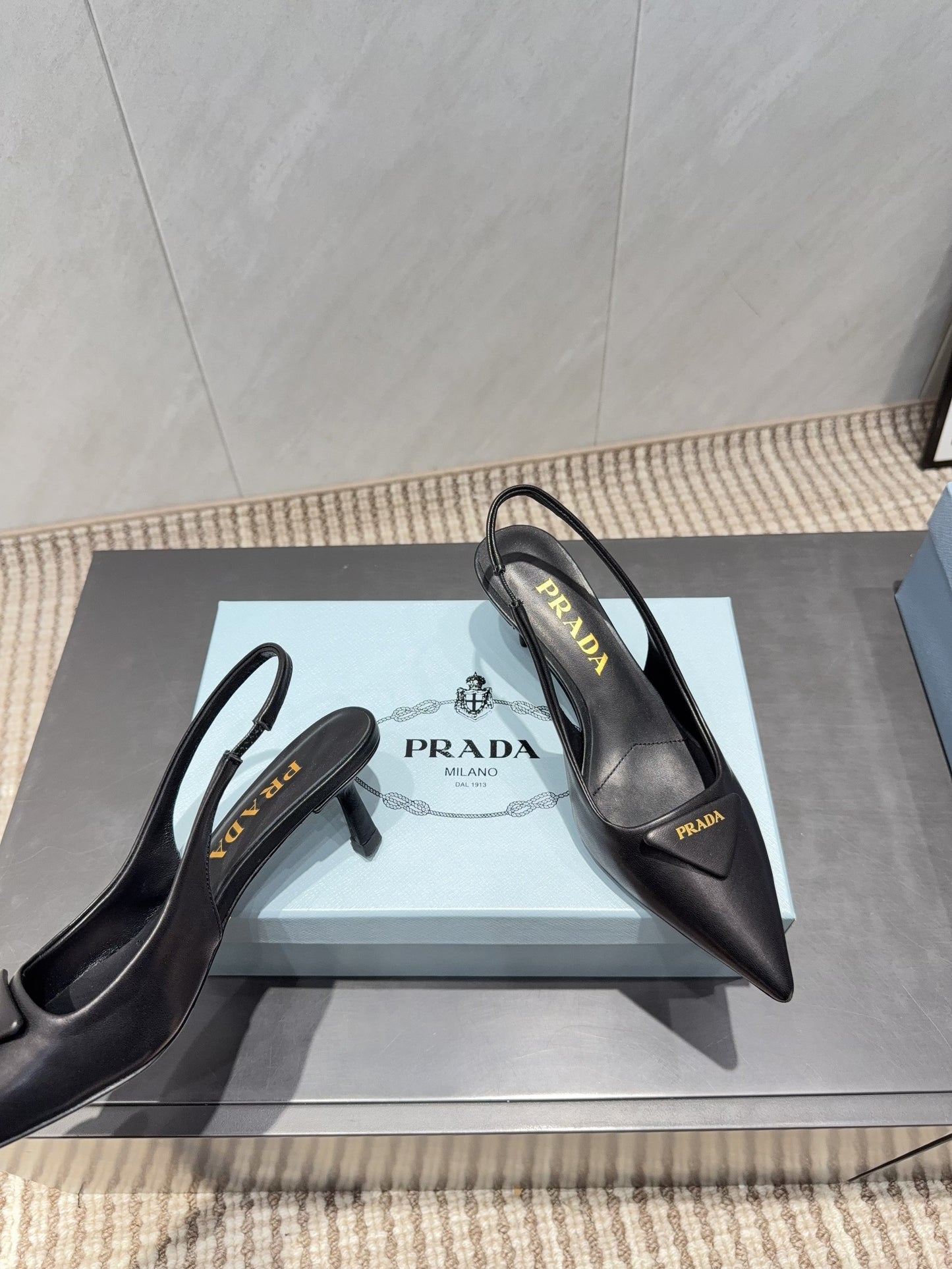 PRADA 26S ГОСТРОНОСІ ТУФЛІ-СЛІНГБЕКИ НА ВИСОКИХ ПІДБОРАХ 55 ММ З ЧОРНОЇ ОВЕЧОЇ ШКІРИ З ЛОГОТИПОМ