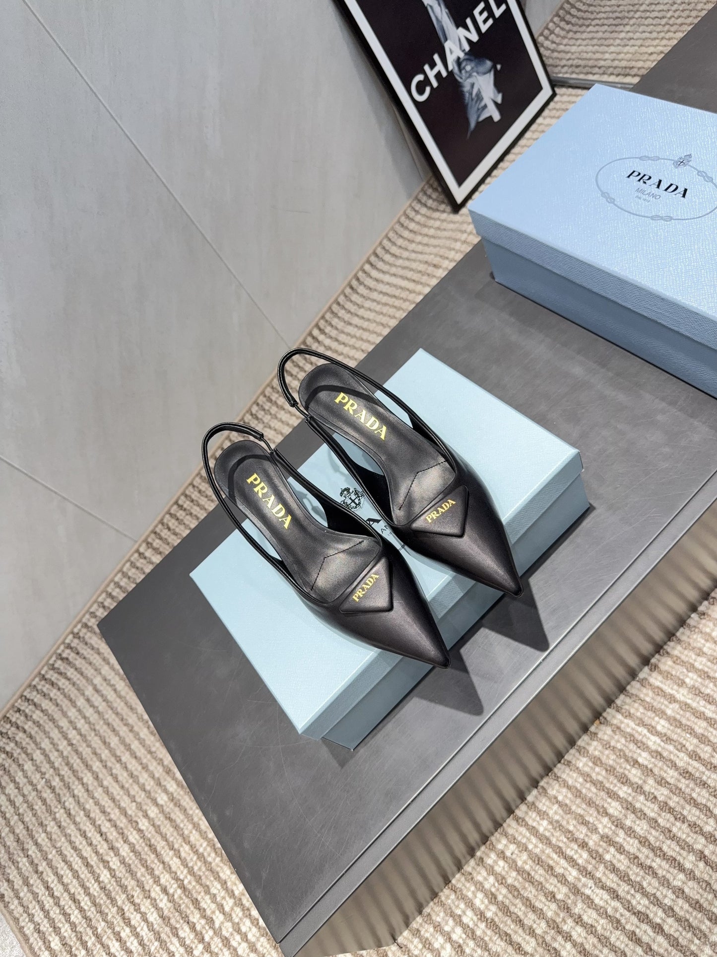 PRADA 26S ГОСТРОНОСІ ТУФЛІ-СЛІНГБЕКИ НА ВИСОКИХ ПІДБОРАХ 55 ММ З ЧОРНОЇ ОВЕЧОЇ ШКІРИ З ЛОГОТИПОМ