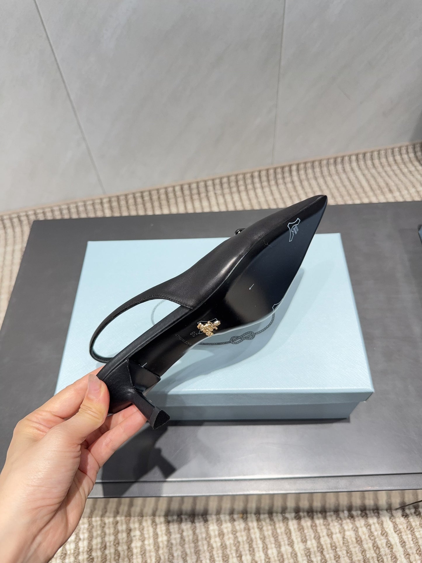PRADA 26S ГОСТРОНОСІ ТУФЛІ-СЛІНГБЕКИ НА ВИСОКИХ ПІДБОРАХ 55 ММ З ЧОРНОЇ ОВЕЧОЇ ШКІРИ З ЛОГОТИПОМ