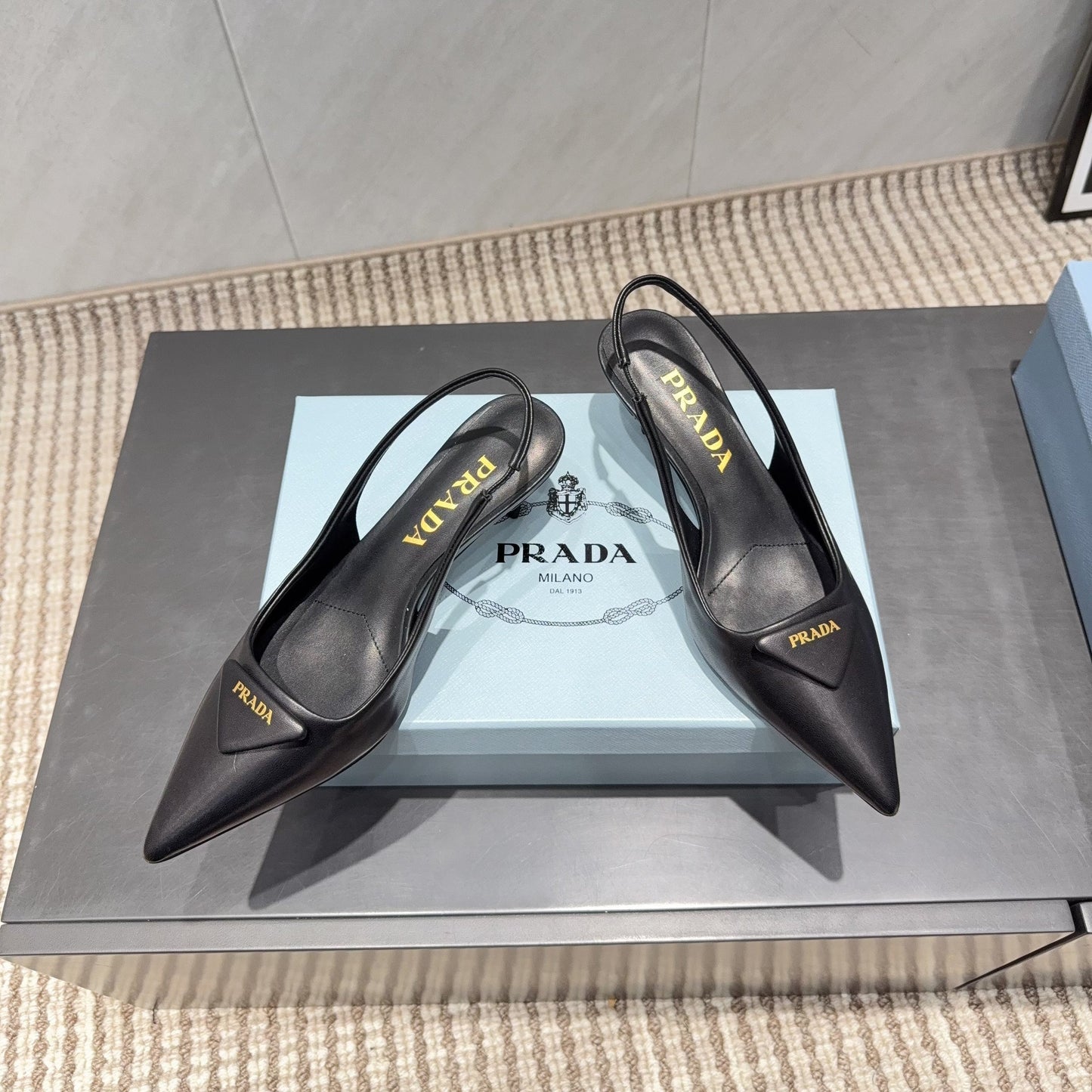 PRADA 26S ГОСТРОНОСІ ТУФЛІ-СЛІНГБЕКИ НА ВИСОКИХ ПІДБОРАХ 55 ММ З ЧОРНОЇ ОВЕЧОЇ ШКІРИ З ЛОГОТИПОМ
