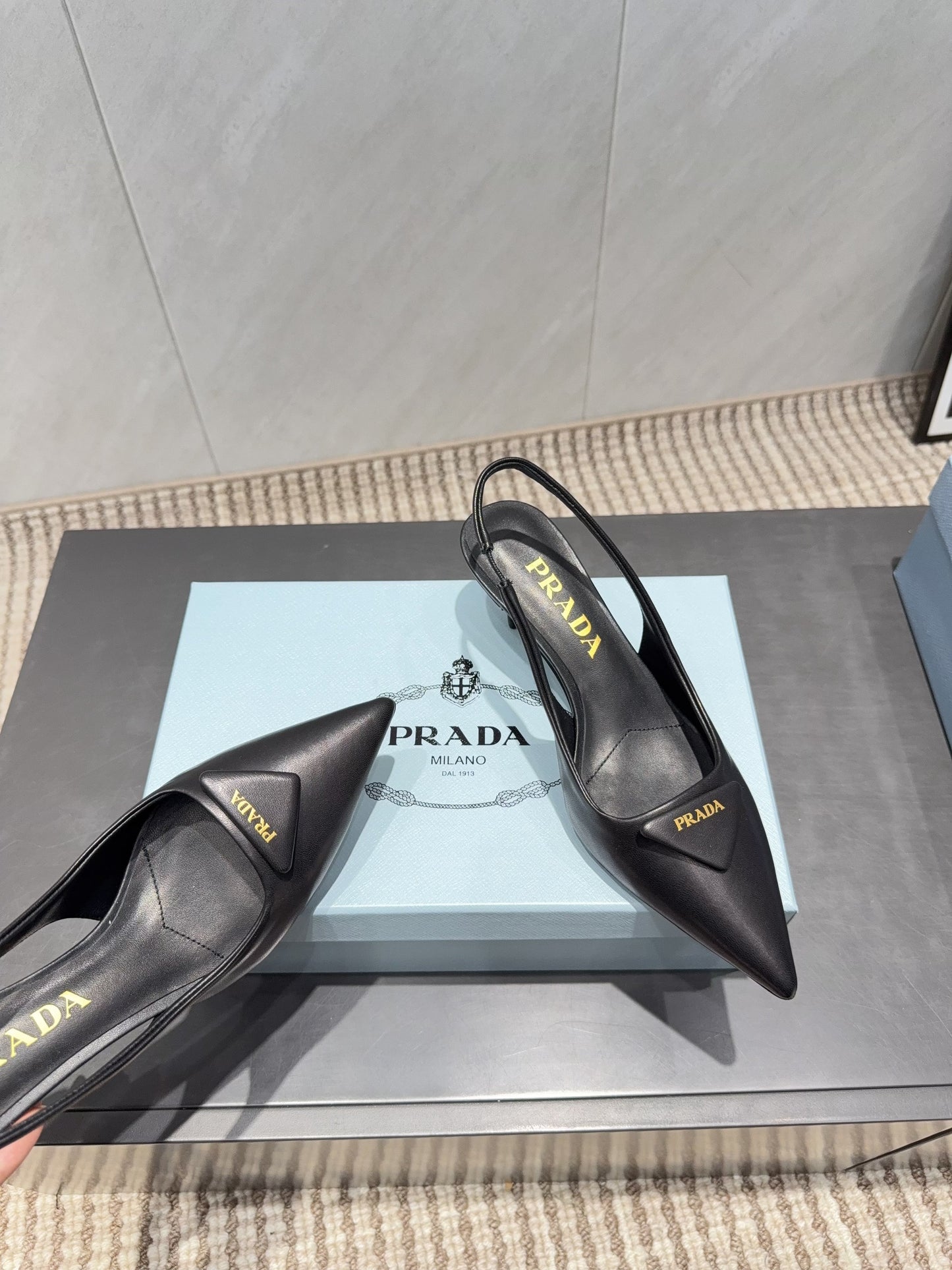 PRADA 26S ГОСТРОНОСІ ТУФЛІ-СЛІНГБЕКИ НА ВИСОКИХ ПІДБОРАХ 55 ММ З ЧОРНОЇ ОВЕЧОЇ ШКІРИ З ЛОГОТИПОМ