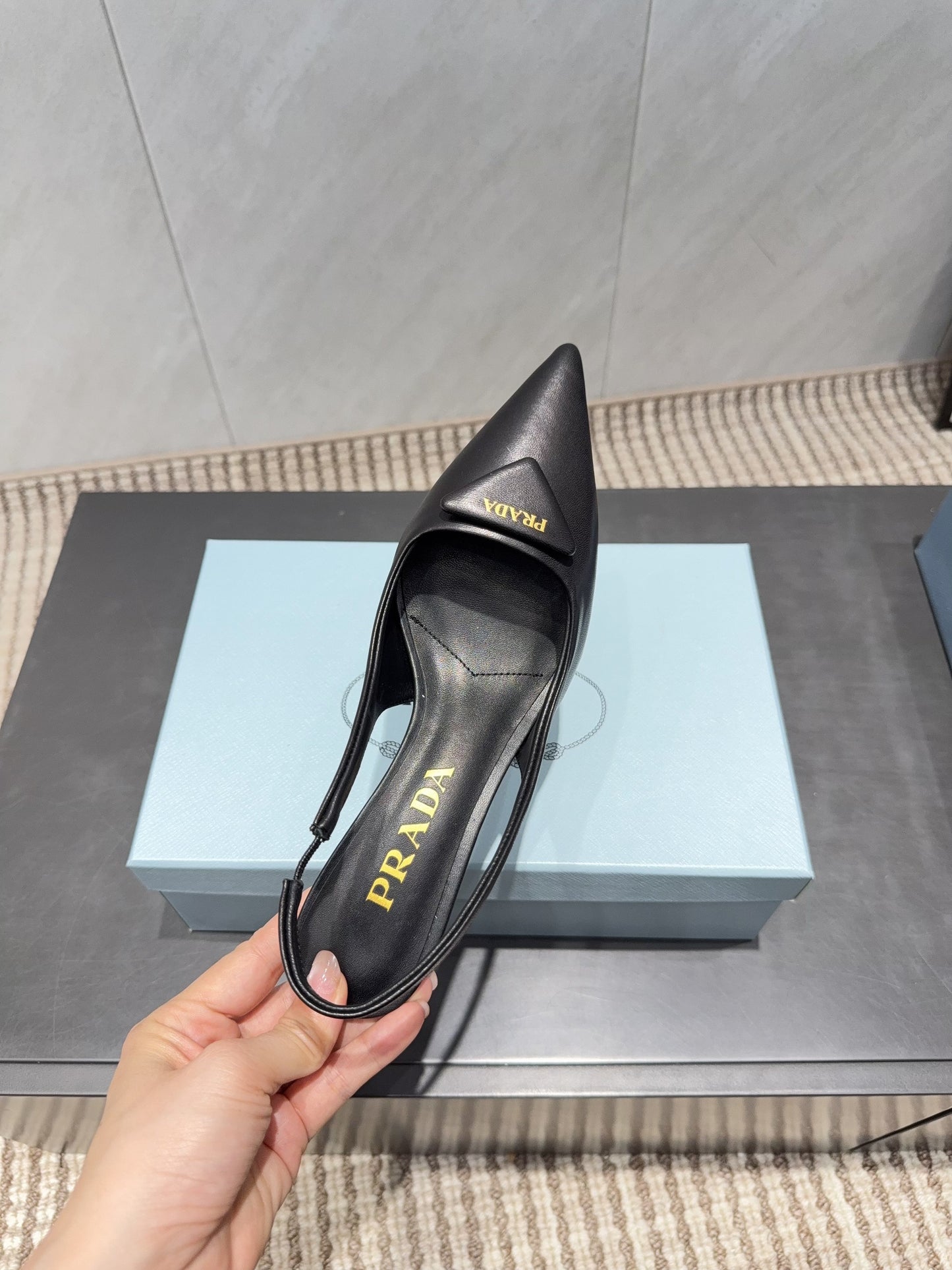 PRADA 26S ГОСТРОНОСІ ТУФЛІ-СЛІНГБЕКИ НА ВИСОКИХ ПІДБОРАХ 55 ММ З ЧОРНОЇ ОВЕЧОЇ ШКІРИ З ЛОГОТИПОМ