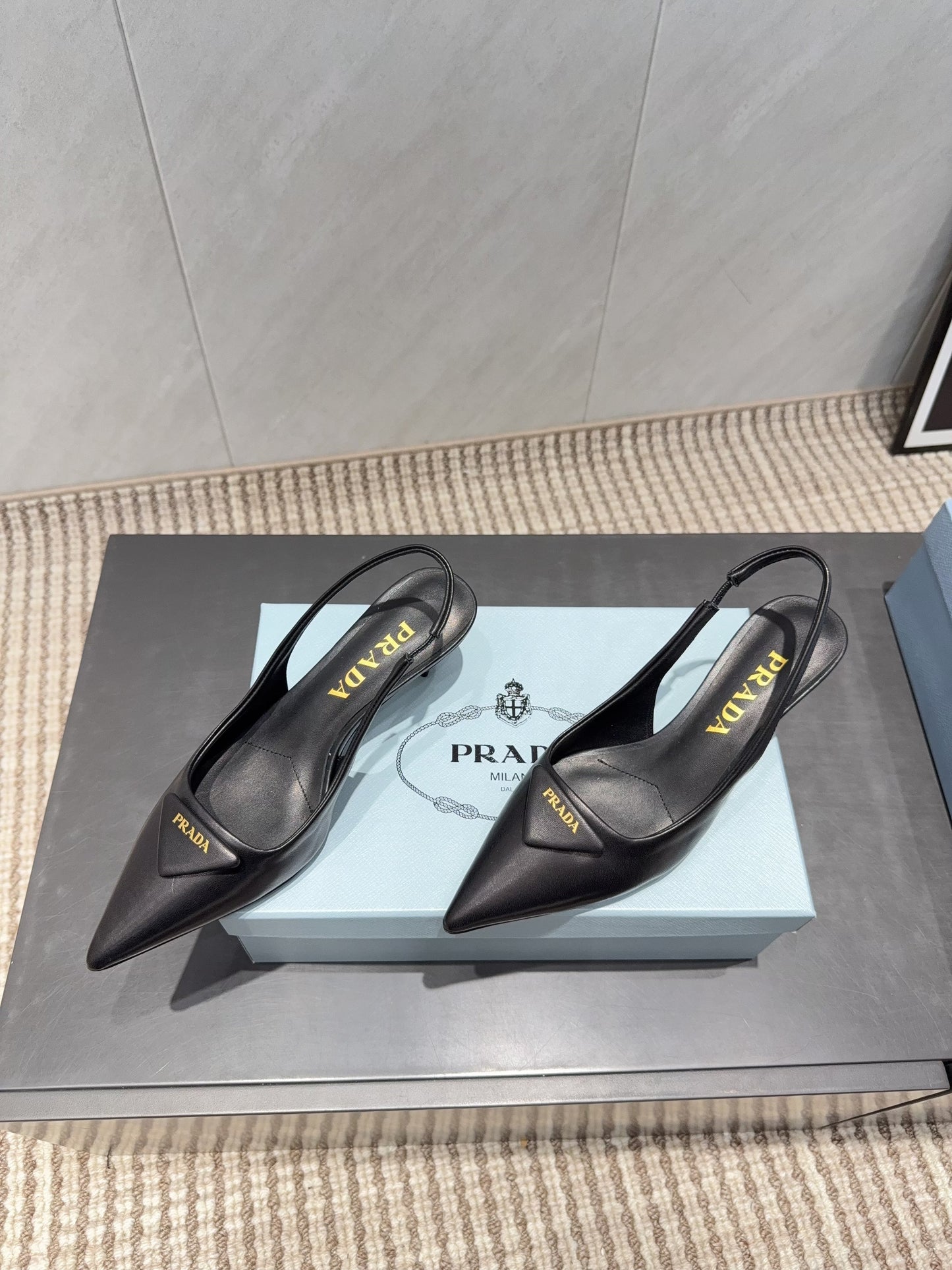 PRADA 26S ГОСТРОНОСІ ТУФЛІ-СЛІНГБЕКИ НА ВИСОКИХ ПІДБОРАХ 55 ММ З ЧОРНОЇ ОВЕЧОЇ ШКІРИ З ЛОГОТИПОМ
