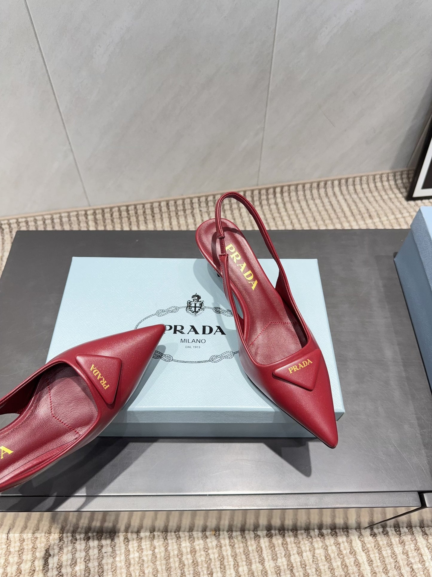 PRADA 26S ГОСТРОНОСІ ТУФЛІ-СЛІНГБЕКИ НА ВИСОКИХ ПІДБОРАХ 55 ММ З ТЕМНО-ЧЕРВОНОЇ ОВЕЧОЇ ШКІРИ З ЛОГОТИПОМ
